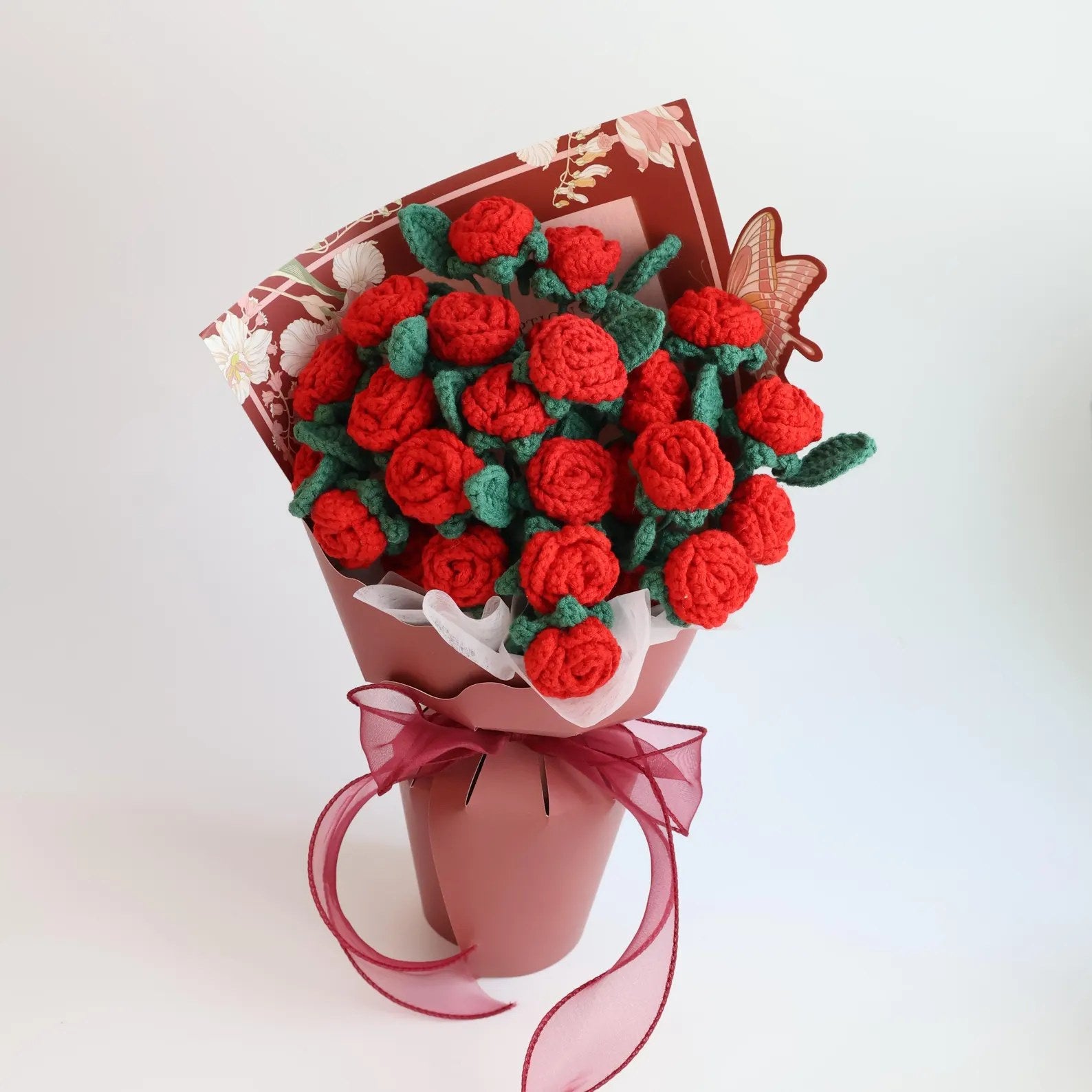 Gehäkelter Rosenstrauß in Rot und Rosé - JAMES ALFONSO