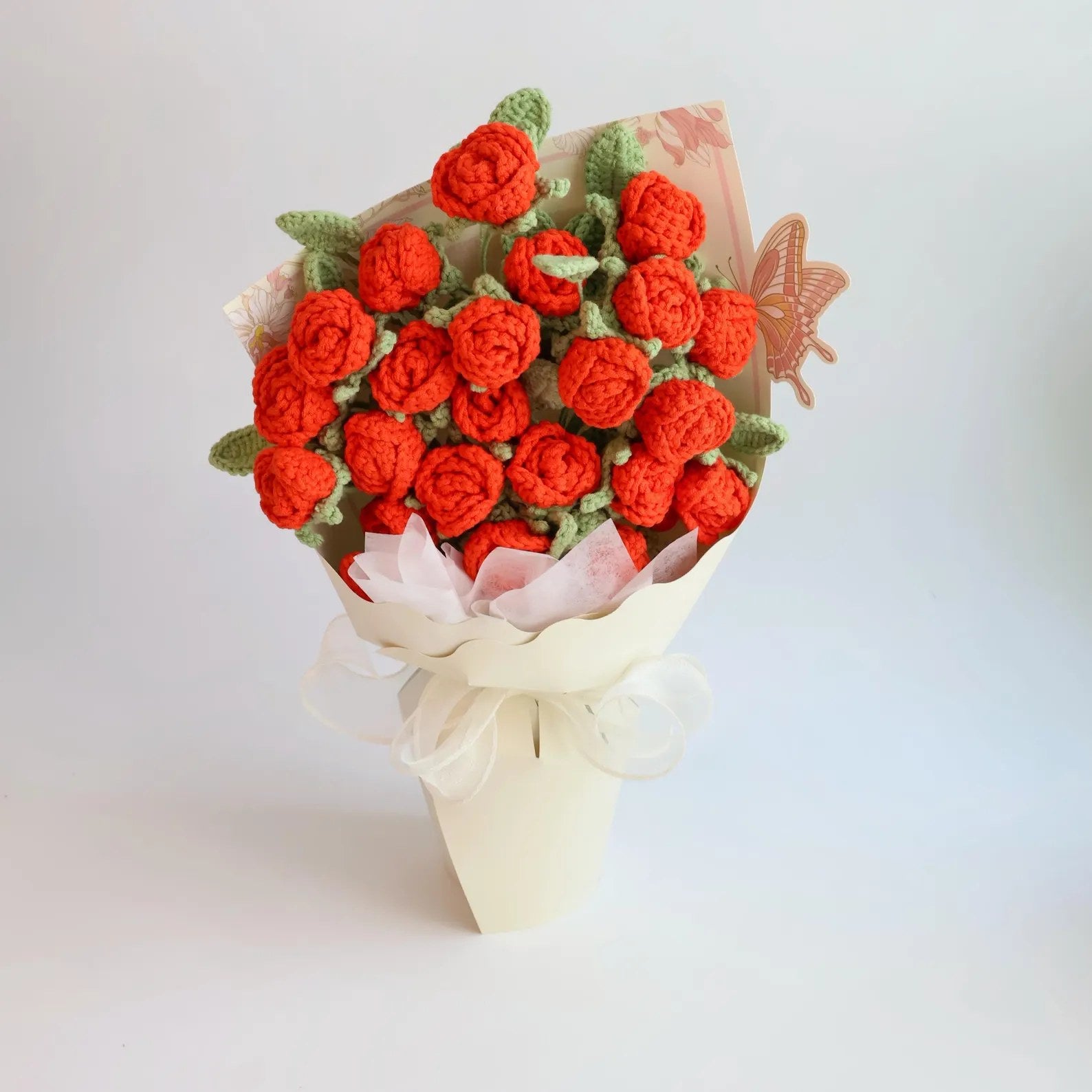 Gehäkelter Rosenstrauß in Rot und Rosé - JAMES ALFONSO