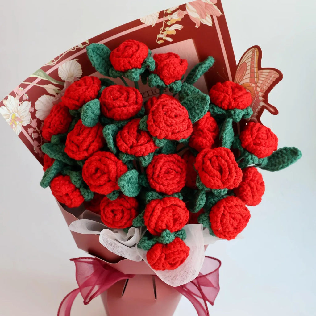 Gehäkelter Rosenstrauß in Rot und Rosé - JAMES ALFONSO