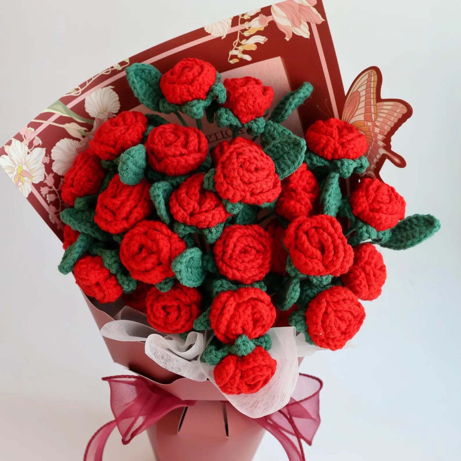 Gehäkelter Rosenstrauß in Rot und Rosé - JAMES ALFONSO