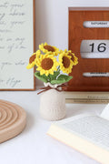 Gehäkelter Tulpen- und Sonnenblumenstrauß in Vase - JAMES ALFONSO