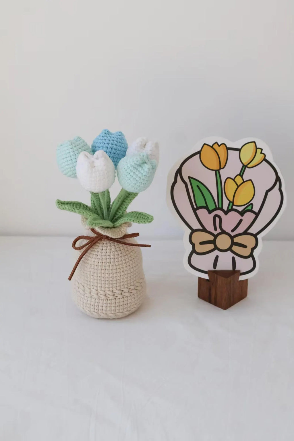 Gehäkelter Tulpen- und Sonnenblumenstrauß in Vase - JAMES ALFONSO