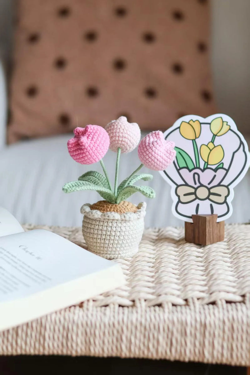 Gehaekelte Tulpe im Topf Deko Handarbeit