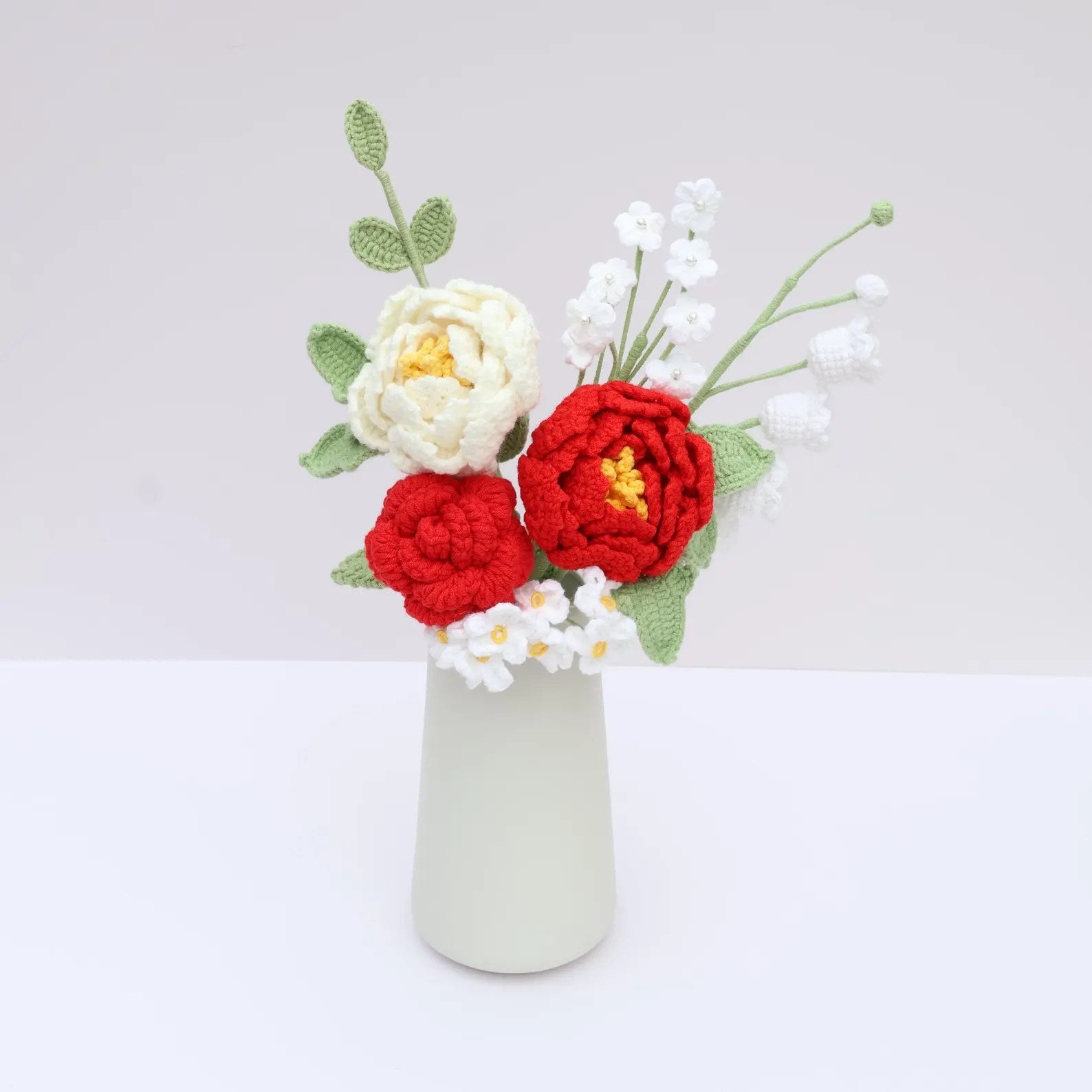 Gehäkelter Pfingstrosen-, Rosen- und Lavendelstrauß - JAMES ALFONSO
