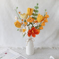 Herbstlicher gehäkelter Blumenstrauß in Orange und Gelb - JAMES ALFONSO