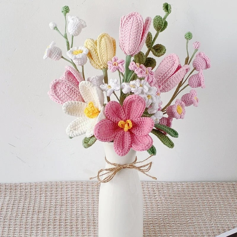 Gehäkelter Tulpenstrauß in Rosa, Lila und Blau - JAMES ALFONSO