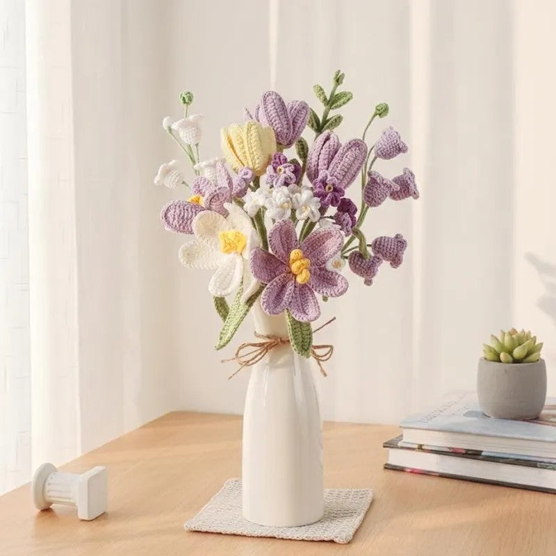 Gehaekelter Blumenstrauss in Vase zum Geburtstag Deko Handarbeit
